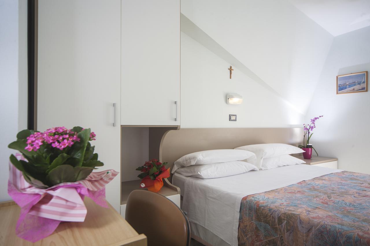 Hotel Latini Rimini Exterior photo